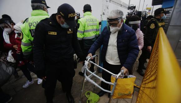 Los adultos mayores pueden salir a caminar por 60 minutos, actualmente. (Foto: César Grados | GEC)