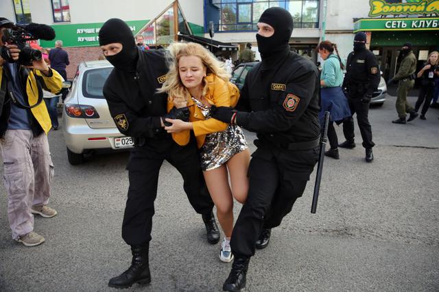 Agentes de la policía antidisturbios detienen a una mujer durante una manifestación contra los resultados de las elecciones presidenciales de Bielorrusia donde Alexander Lukashenko logró la reelección. (Foto: TUT.BY / AFP).