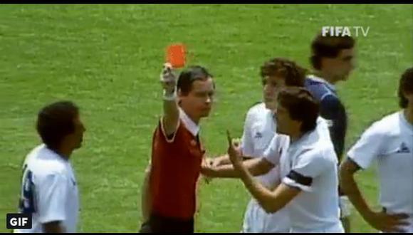 La selección uruguaya reclamando juez francés. (Foto: FIFA)