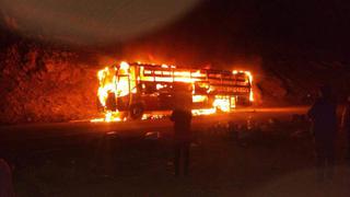 Bus que trasladaba a 35 pasajeros fue consumido por incendio [FOTOS]