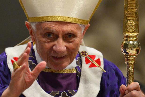 El Papa Benedicto XVI saluda al salir después de la misa del Miércoles de Ceniza, inaugurando la Cuaresma, el 13 de febrero de 2013 en la basílica de San Pedro en el Vaticano. (FOTO AFP / GABRIEL BOUYS).