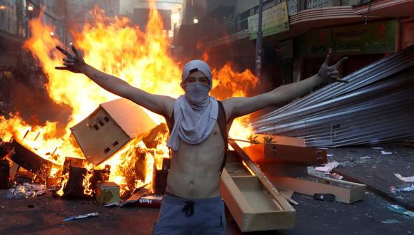 Las protestas y los disturbios no dieron tregua este miércoles casi seis semanas después del comienzo de la peor crisis que ha vivido Chile en 30 años y que ha dejado 23 muertos. En la imagen, un manifestante en Valparaíso. (Foto: Reuters)