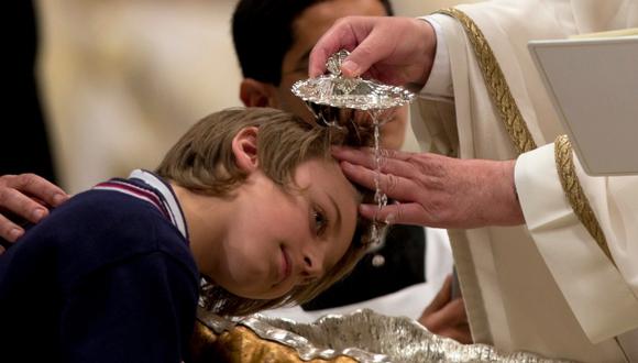 Papa Francisco bautizó a 10 personas en la Vigilia Pascual
