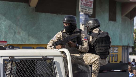Las fuerzas policiales patrullan las calles durante una manifestación en Puerto Príncipe el 21 de octubre de 2022. (Foto: Richard Pierrin / AFP)