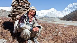[BBC] ¿Por qué los sherpas pueden subir al Everest sin cansarse?