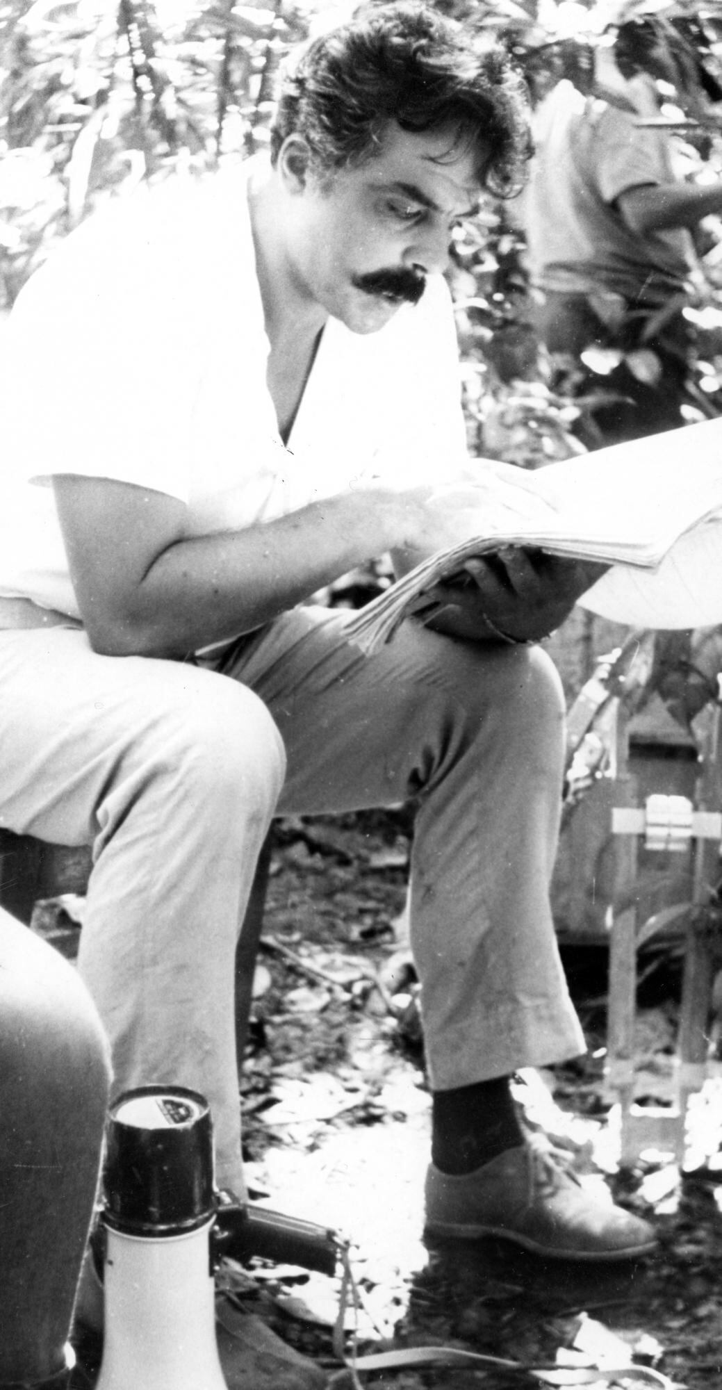 Fotografía tomada en Tingo María en 1969. Armando Robles Godoy lee atentamente el guion de “La muralla verde”, considerado su filme más personal.