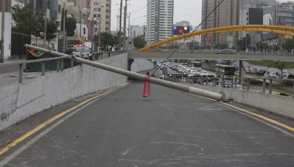 Poste en Vía Expresa continúa impidiendo el acceso a Av. Angamos, Miraflores. (Foto: Mario Zapata/@photo.gec)