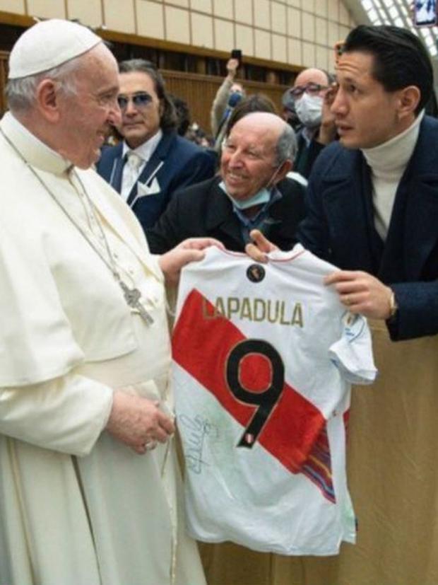 Gianluca Lapadula gave the Peruvian National Team shirt to Pope Francis.  (Capture: Twitter)