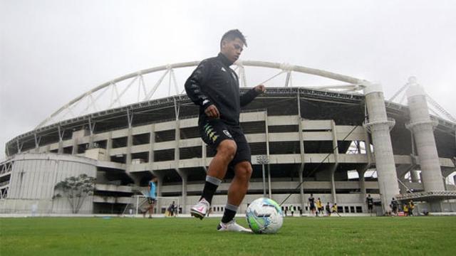 Alexander Lecaros sufrió una lesión en su tobillo derecho | (Foto: Vítor Silva / Botafogo)