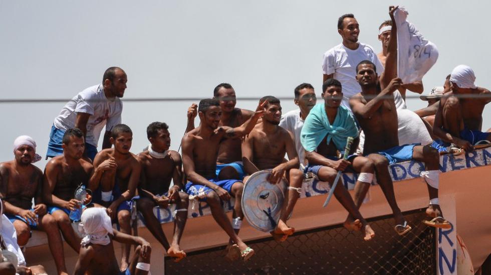Decenas de presos ocuparon este lunes el tejado del centro penitenciario de Alcacuz en Natal, en el nordeste de Brasil, donde 26 detenidos fueron brutalmente asesinados durante un mot&iacute;n el fin de semana. (AFP)
