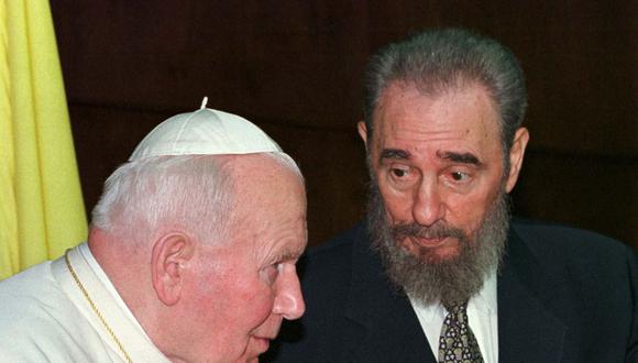 Un 21 de enero de 1998, Juan Pablo II inicia una visita a Cuba, primera de un Papa a la isla. (PAUL HANNA / REUTERS / AFP).