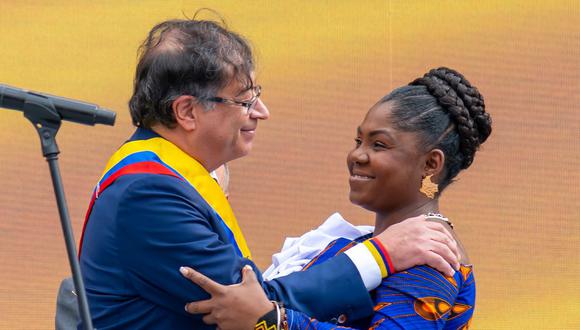 El presidente de Colombia, Gustavo Petro junto a la vicepresidenta Francia Márquez, abrazándose después de prestar juramento a sus cargos. (GUSTAVO PRETO'S PRESS OFFICE / AFP).