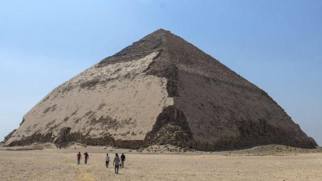 La pirámide fue construida sobre una base de arcilla suave y limosa que creó problemas de estabilidad y hundimiento. La situación se resolvió disminuyendo el ángulo de las caras a 43 grados a partir de los 45 metros de altura. Foto: EPA, vía BBC Mundo
