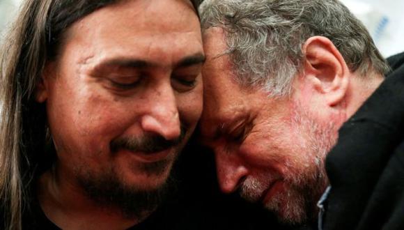 Javier Matías Darroux Mijalchuk (izquierda) abraza a su tío, Roberto Mijalchuk, quien llevaba buscándolo 40 años. Foto: Reuters