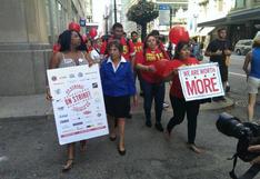 EEUU: Trabajadores de restaurantes de comida rápida protestan en 60 ciudades