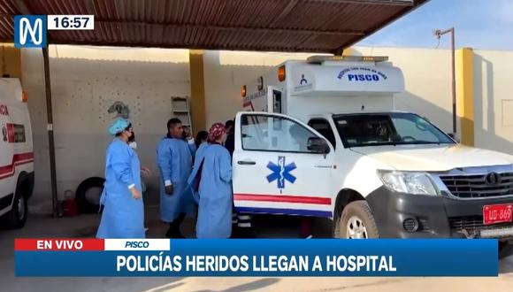 Ambulancias de los distritos de San Clemente y Paracas llegaron al recinto médico para ponerse a disposición en caso sea necesario trasladar a algún policía a un centro médico de Lima.