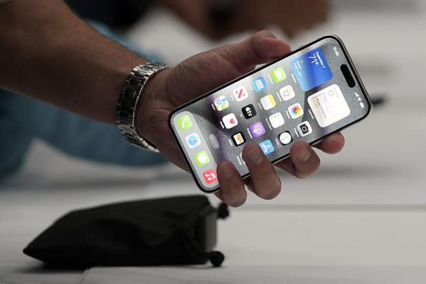 El iPhone 15 Pro se muestra después de su presentación en el campus de Apple, el martes 12 de septiembre de 2023, en Cupertino, California (Foto AP/Jeff Chiu)