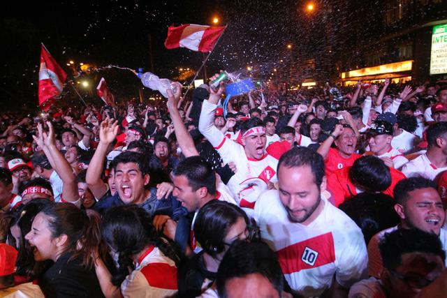 Las plazas, espacios públicos y locales donde se transmitirá el cotejo entre la selección peruana y su similar de Nueva Zelanda, por el repechaje al Mundial Rusia 2018, ya se llenaron de hinchas.