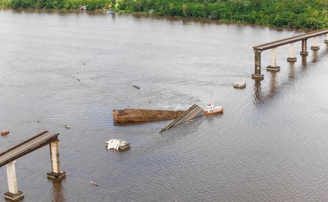 Brasil busca a víctimas por el colapso de un extenso puente sobre el río Moju. (Reuters).