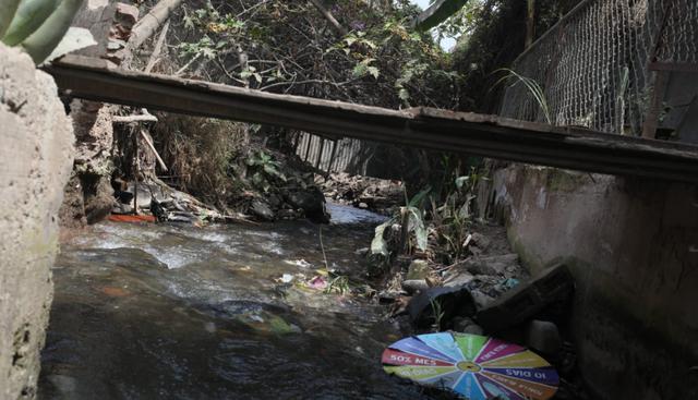 A lo largo de su extensión, el canal Surco está repleto de basura y desmonte, lo que ocasiona desbordes que afectan a los vecinos. Este canal además está contaminado por el arrojo de aguas residuales. (Foto: Juan Ponce / El Comercio)