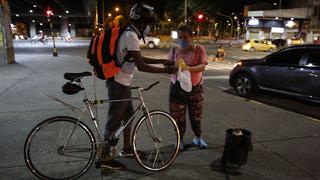 Los ciclistas solidarios que reparten comida a las personas sin techo en Cali, Colombia | FOTOS