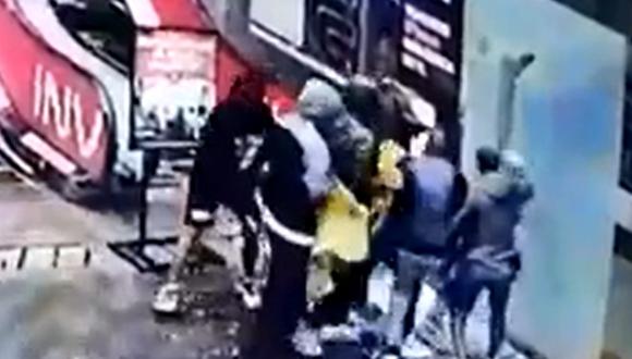 Un grupo de jóvenes, de aproximadamente 18 años, roban en una tienda del centro comercial El Polo. (Foto: Captura/América Noticias)