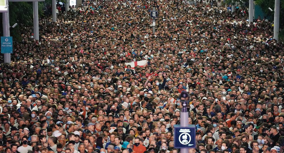 Así de atestadas lucieron las afueras del estadio de Wembley el miércoles 7, luego de la victoria de Inglaterra sobre Dinamarca. Mañana, en la final de la Eurocopa entre Inglaterra e Italia, habrá 60 mil hinchas en las tribunas. Ya se registran los aumentos de contagios de coronavirus COVID-19. (Foto: AP / Zac Goodwin)