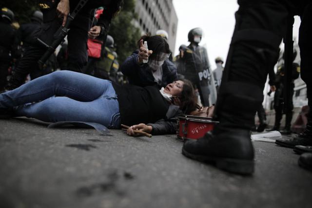 En medio de la pandemia del coronavirus (COVID-19), varios grupos de trabajadores del sector salud se concentraron en la avenida Abancay, Cercado de Lima, para protestar. (Foto : Anthony Niño de Guzman / @photo.gec)