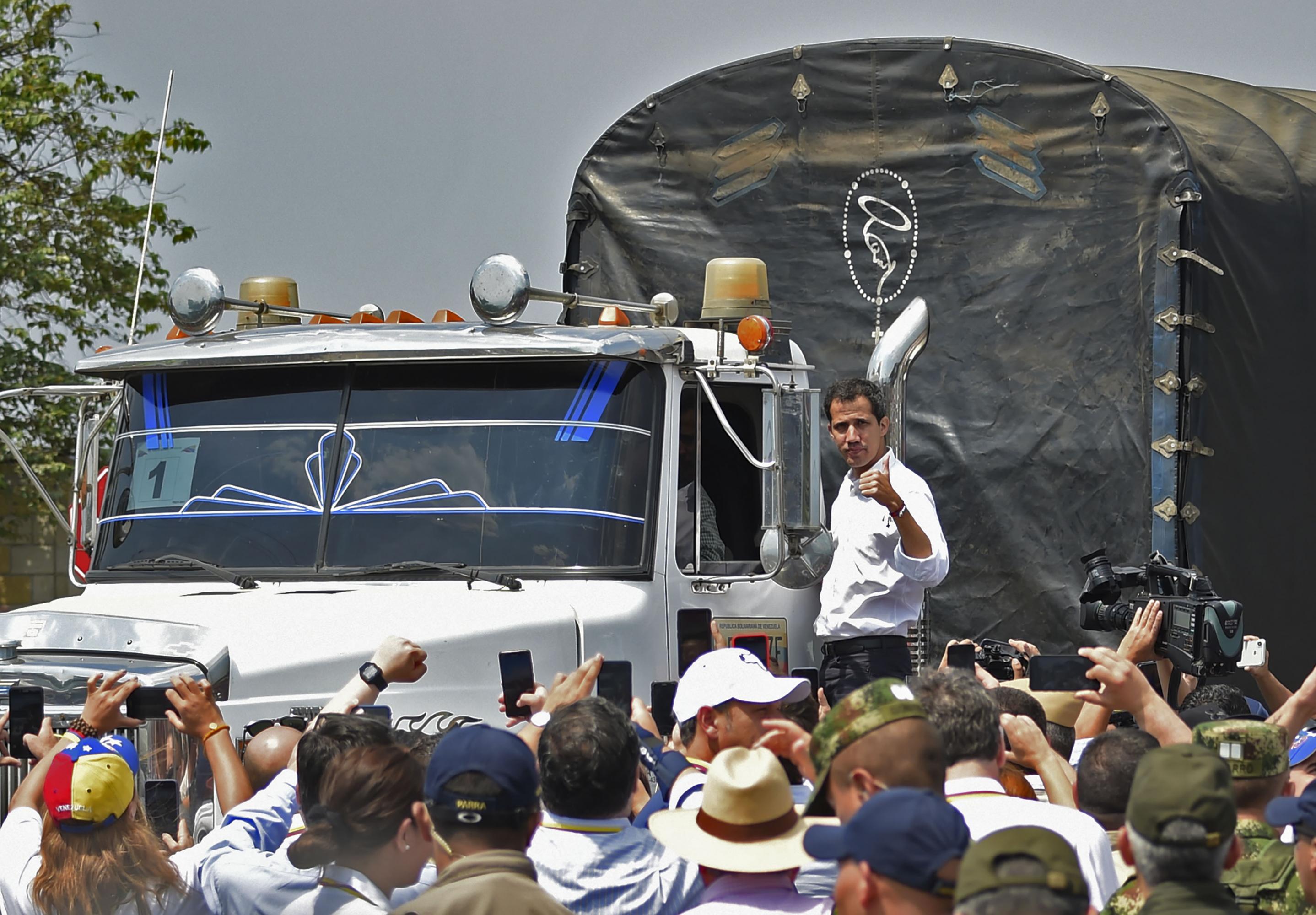 Venezuela: Juan Guaidó lidera el ingreso de ayuda humanitaria de Estados Unidos el sábado 23 de febrero desde Cúcuta, Colombia, por el puente Tienditas. (AFP).