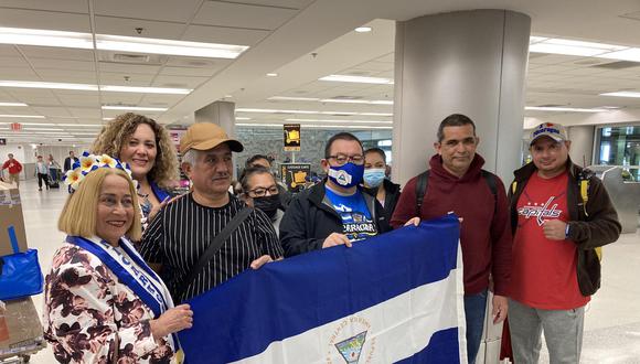 Un grupo de desterrados nicaragüenses sostienen la bandera de su país junto a unos activistas a su llegada hoy, al Aeropuerto Internacional de Miami, Florida (EEUU). (Foto: EFE/Lorenzo Castro)