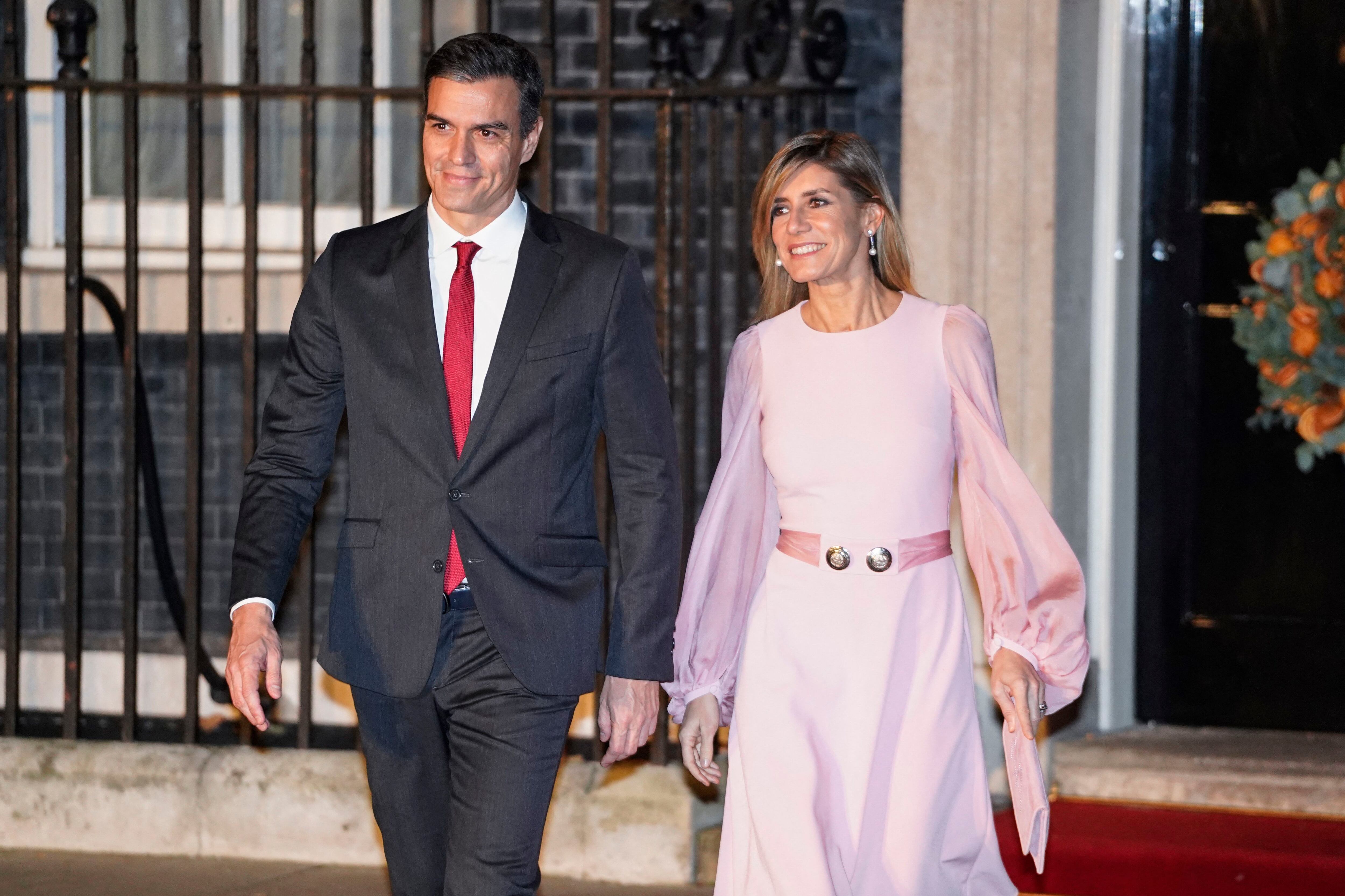 Pedro Sánchez junto a su esposa  María Begoña Gómez, quien es investigada por tráfico de influencias y corrupción. (Foto: AFP)