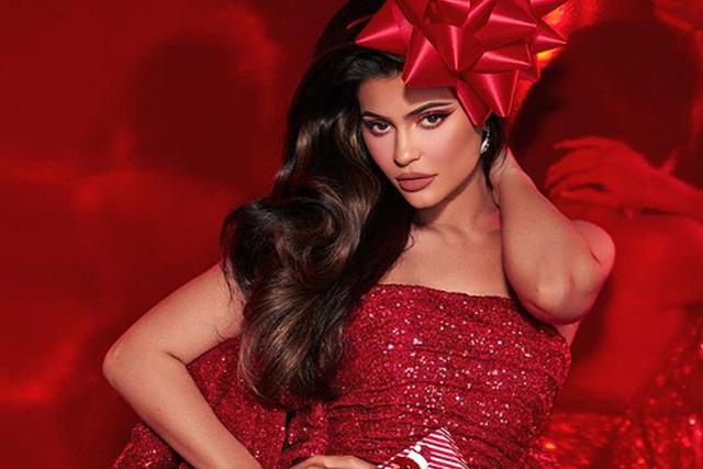 Foto 1 de 6 | Kylie Jenner sorprendió a todos sus seguidores con la sensual sesión de fotos para su nueva colección de Navidad. (Foto: Instagram)