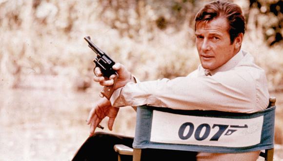 Moore se puso el traje del agente 007 en 7 películas, entre 1963 y 1975. Es el que más tiempo ha encarnado al personaje. (AP)