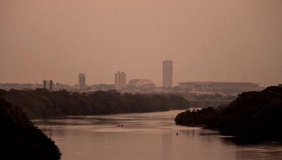 Los incendios frecuentemente dejan la ciudad de Cuiabá, en el estado de Mato Grosso, a oscuras durante el día. (Foto: EMANOELE DAIANE, vía BBC Mundo).