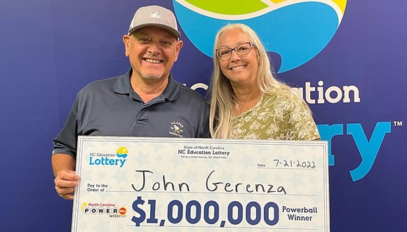John Gerenza posa con su premio de un millón de dólares. (Foto: NC Lottery)