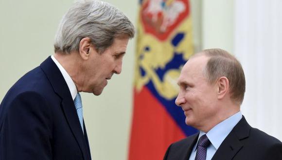 Kerry cuestiona a Putin por bombardear a rebeldes sirios