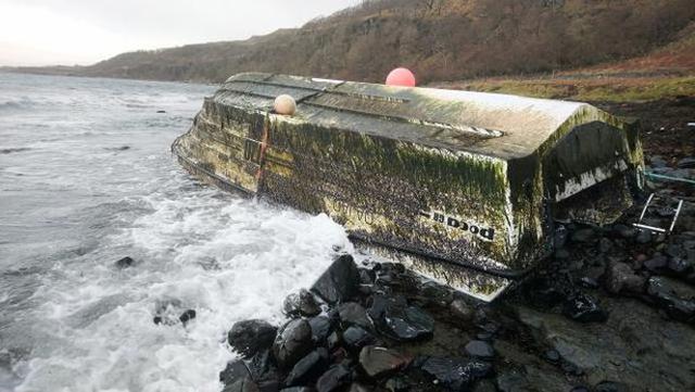 Una mujer en Escocia halló una embarcación encallada y cubierta de algas.| Foto: Rhoda Munro/Facebook