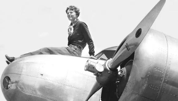 Amelia Earhart, la pionera de la aviación que desapareció cuando quería dar la vuela al mundo con su nave Lockheed. Foto vía La Nación de Argentina/GDA