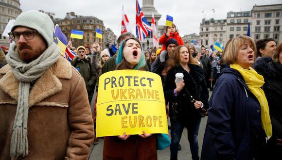 La gente participa en una protesta contra la invasión rusa de Ucrania, en Trafalgar Square, en Londres, Gran Bretaña. (Foto: REUTERS/Peter Nicholls).