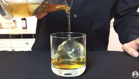 Los cubos de hielo perfectos para cocktails son transparentes