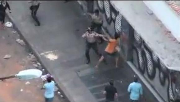 Venezuela: Policías y opositores se enfrentan a puñetazos