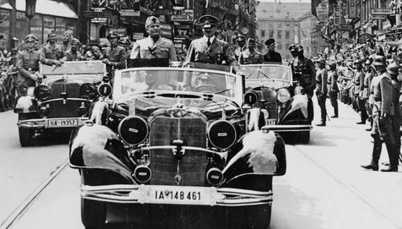 Descapotable para facilitar su utilización en desfiles, el "Súper Mercedes", de color oscuro, ofrecía la máxima seguridad al líder nazi Adolfo Hitler. (Difusión)