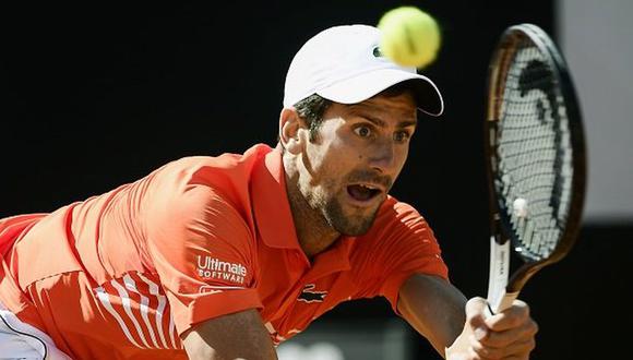 Nadal y Djokovic se disputaron un genial punto sobre la mitad del segundo set, el cual le favoreció finalmente al español, pero con mucha complicidad de su rival en la final del Masters de Roma (Foto: AFP)