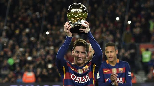 Lionel Messi presentó su quinto Balón de Oro en el Camp Nou - 1