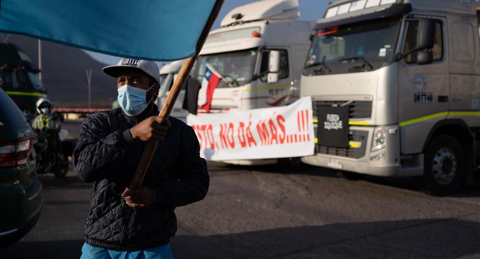 Un hombre participa en una manifestación en Iquique, Chile, en contra del aumento de la delincuencia y la crisis de migración irregular. (EFE/ Adriana Thomasa).