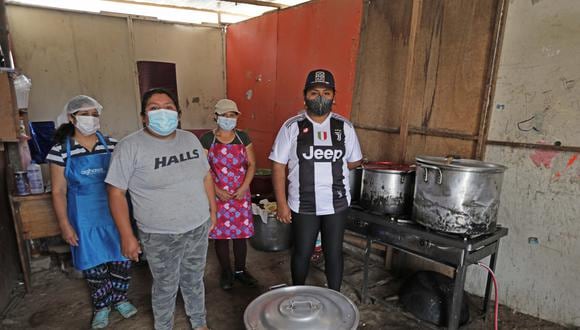 Lisbeth Janampa (derecha) es dirigenta de la olla común “Bendiciones de Dios” en San Juan de Miraflores, donde el gasto promedio en alimentos es hasta 90 soles diarios para alrededor de 150 personas. (Foto: Anthony Niño de Guzmán/El Comercio)