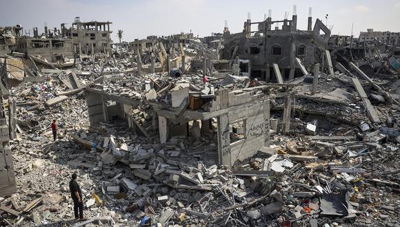 Gente inspecciona los daños entre los escombros de los edificios destruidos durante el bombardeo israelí en Jan Yunis, en el sur de la Franja de Gaza, el 16 de abril de 2024. (Foto de AFP)