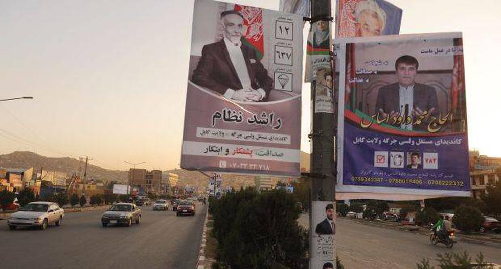 Los carteles de campaña de los candidatos para las próximas elecciones parlamentarias están instalados en un poste de luz en el centro de Kabul, Afganistán. (Foto: EFE)
