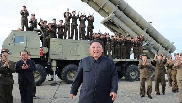 Una imagen del gobierno norcoreano muestra a Kim Jong-un después de la prueba de un nuevo lanzacohetes, en agosto. (Agencia Central de Noticias de Corea del Norte).