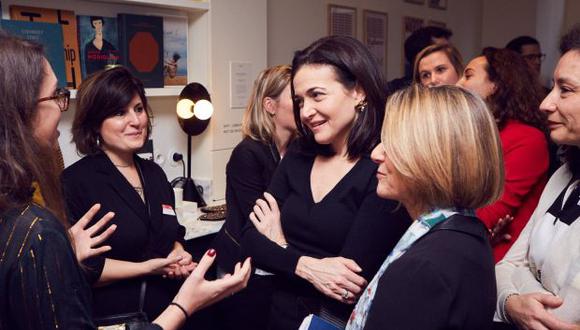 La COO de Facebook, Sheryl Sandberg, reunida con mujeres líderes como parte de su iniciativa "Lean In". (Foto: Facebook)
